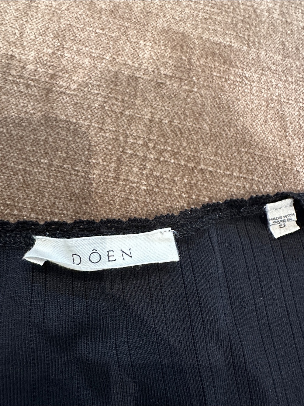 Doen Black Ribbed Scoop-Neck Short Sleeve Top EUC - Picture 2 of 3